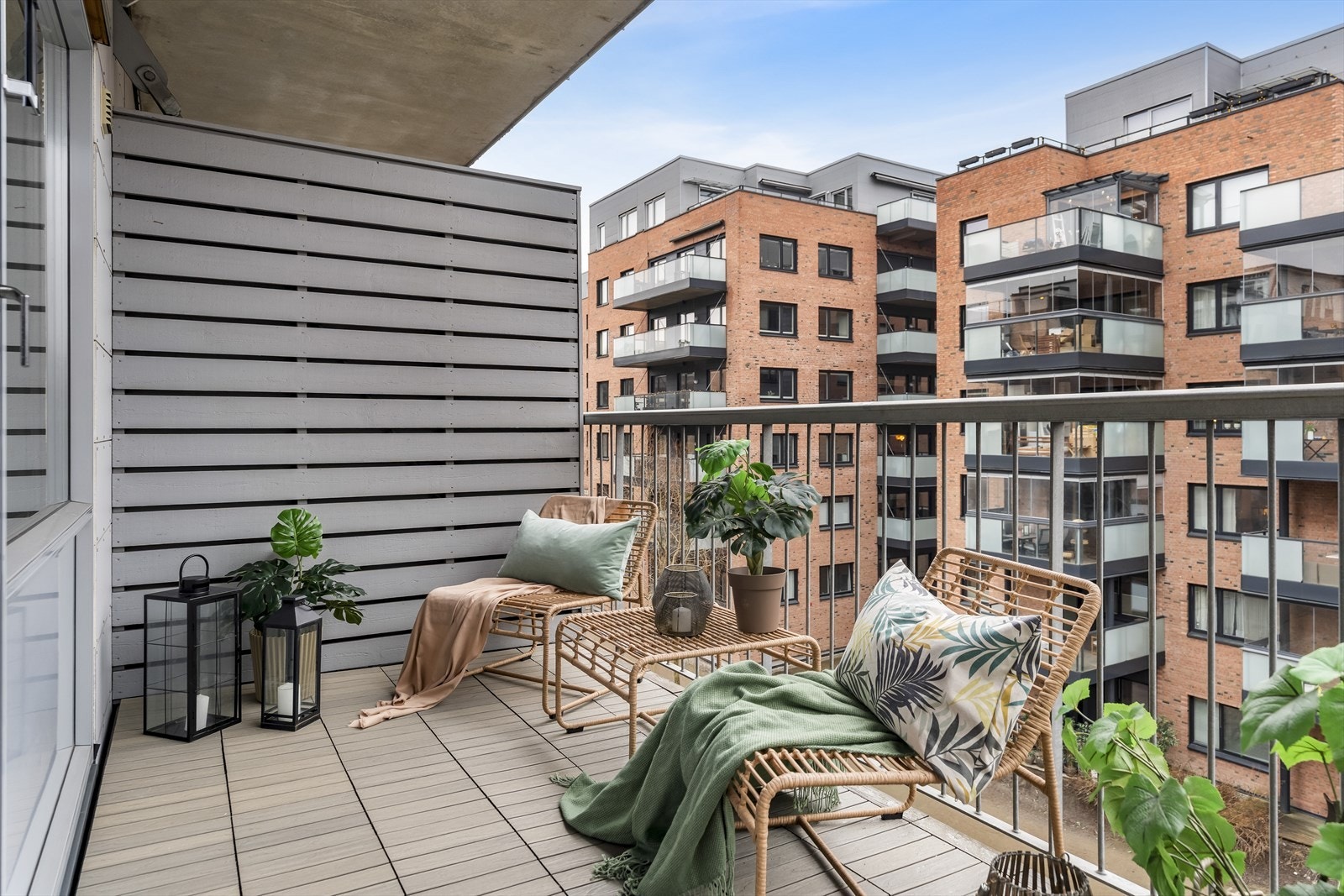 Det er levegg mot nabo og overbygg. Galleribilde