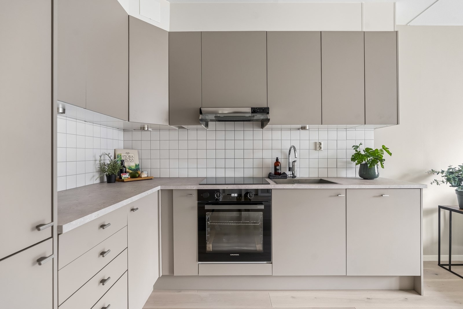 Flott kjøkkeninnredning fra HTH som kler resten av rommet godt. Galleribilde