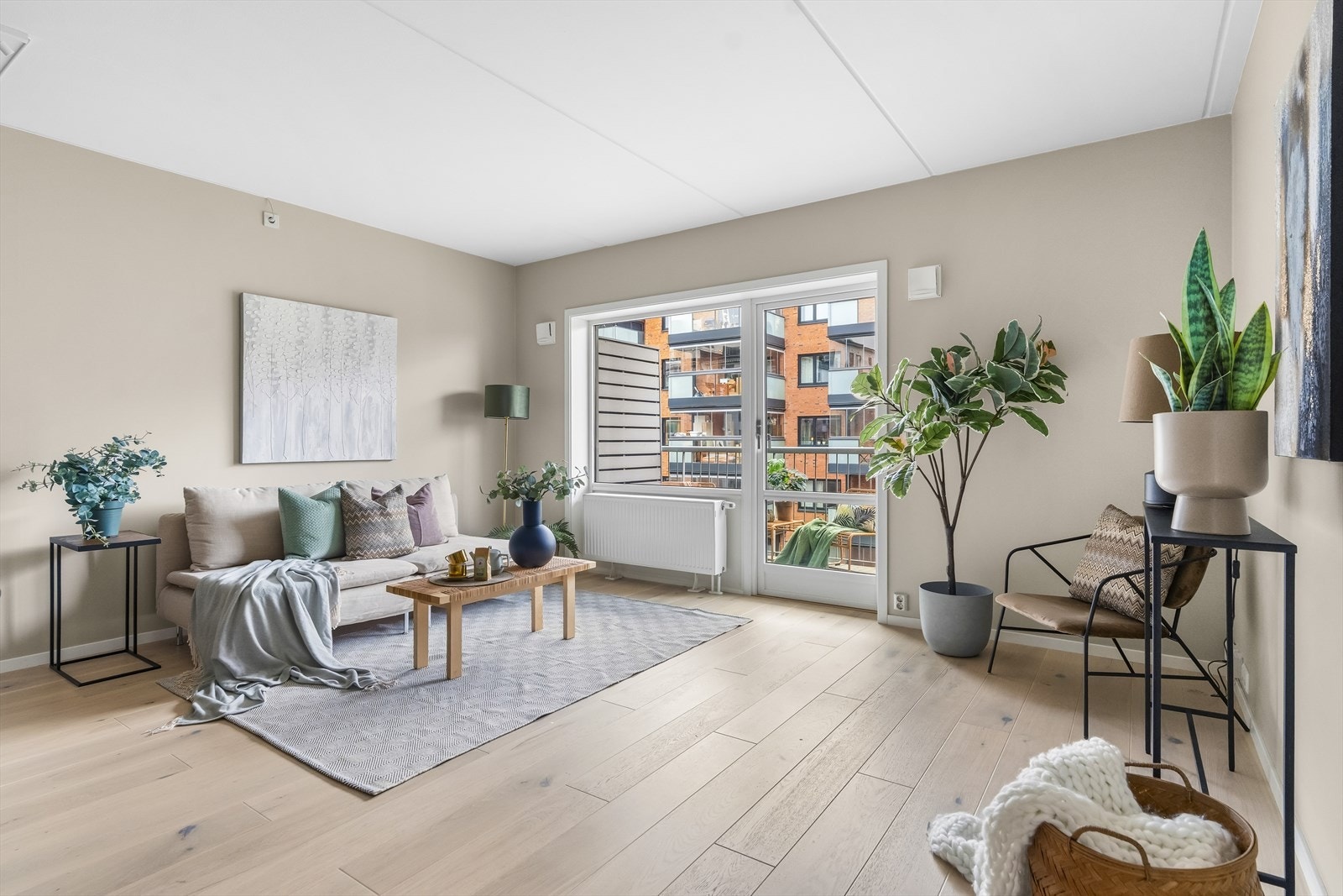 Det er god plass til å møblere med sofa og tilhørende møblement. Galleribilde