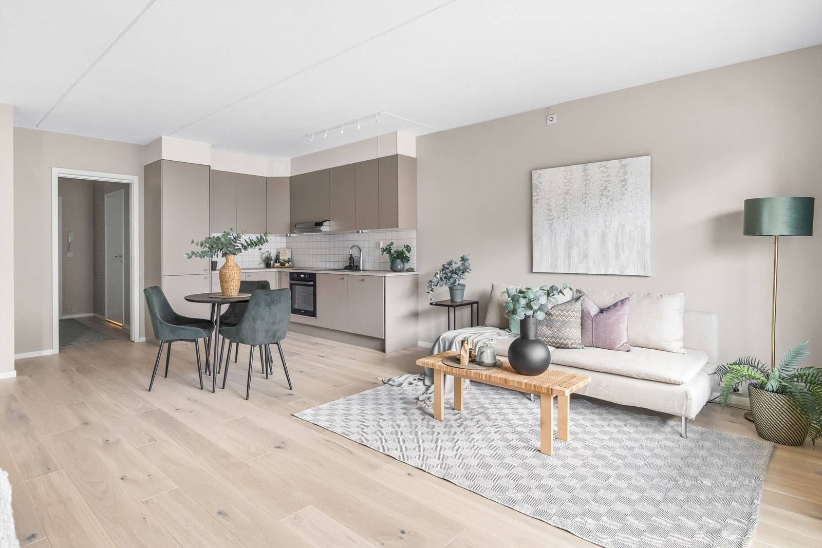 Innbydende og luftig stue med åpen løsning mot kjøkkenet. Galleribilde