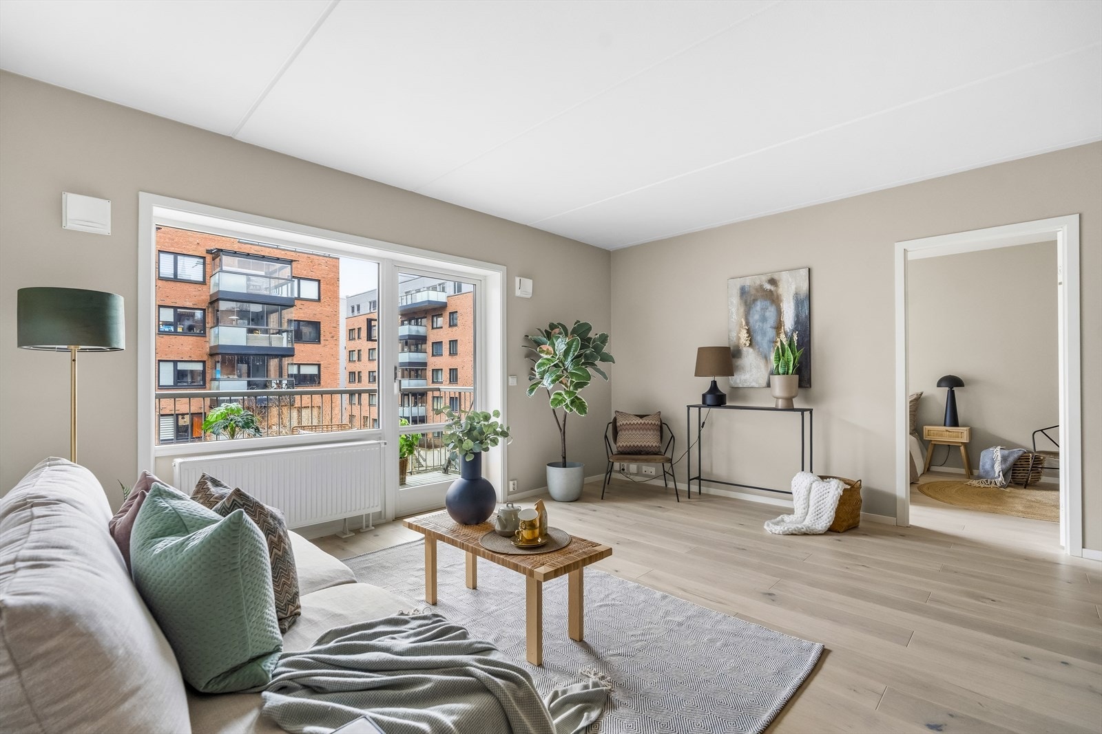 Leiligheten har blitt betydelig pusset opp i 2026 med nye flater, oppgradert kjøkken, ny innredning på bad med mer. Galleribilde