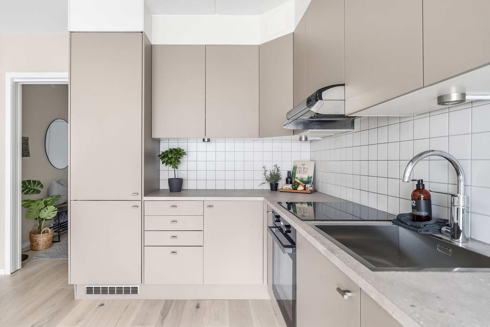 Hvitevarene er integrerte og består av platetopp, stekeovn, oppvaskmaskin og kjøleskap med frysedel. Galleribilde