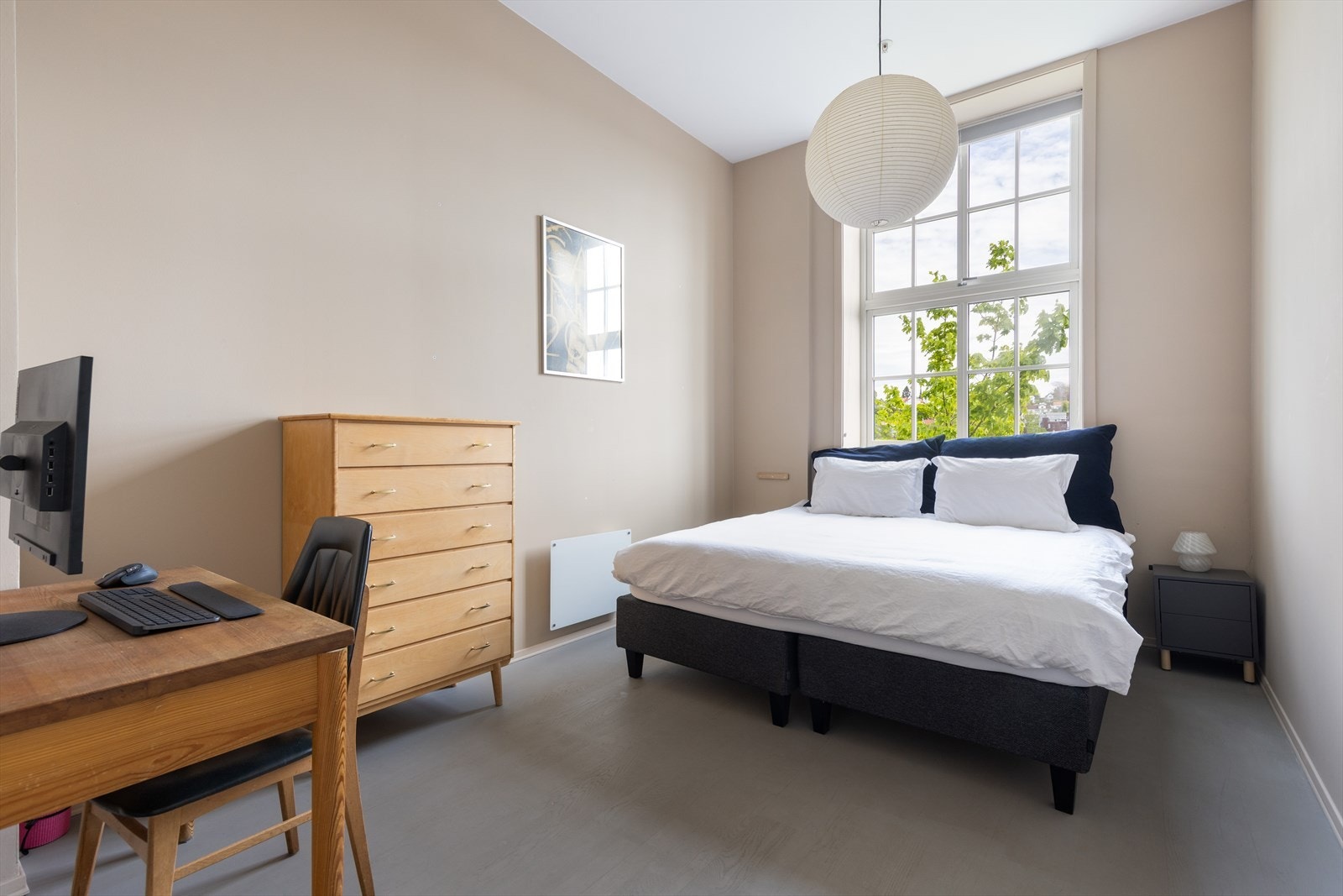 Leiligheten har to soverom med delikate fargevalg. Hovedsoverommet har god plass til dobbeltseng, nattbord og annen mindre møblering. Galleribilde