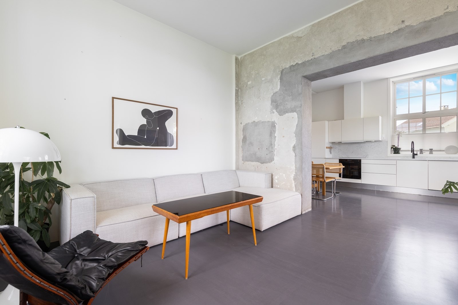 Leiligheten har et industrielt look med Weber designgulv i gang, stue og kjøkken og gir et helhetlig uttrykk. 3 meter takhøyde. Galleribilde