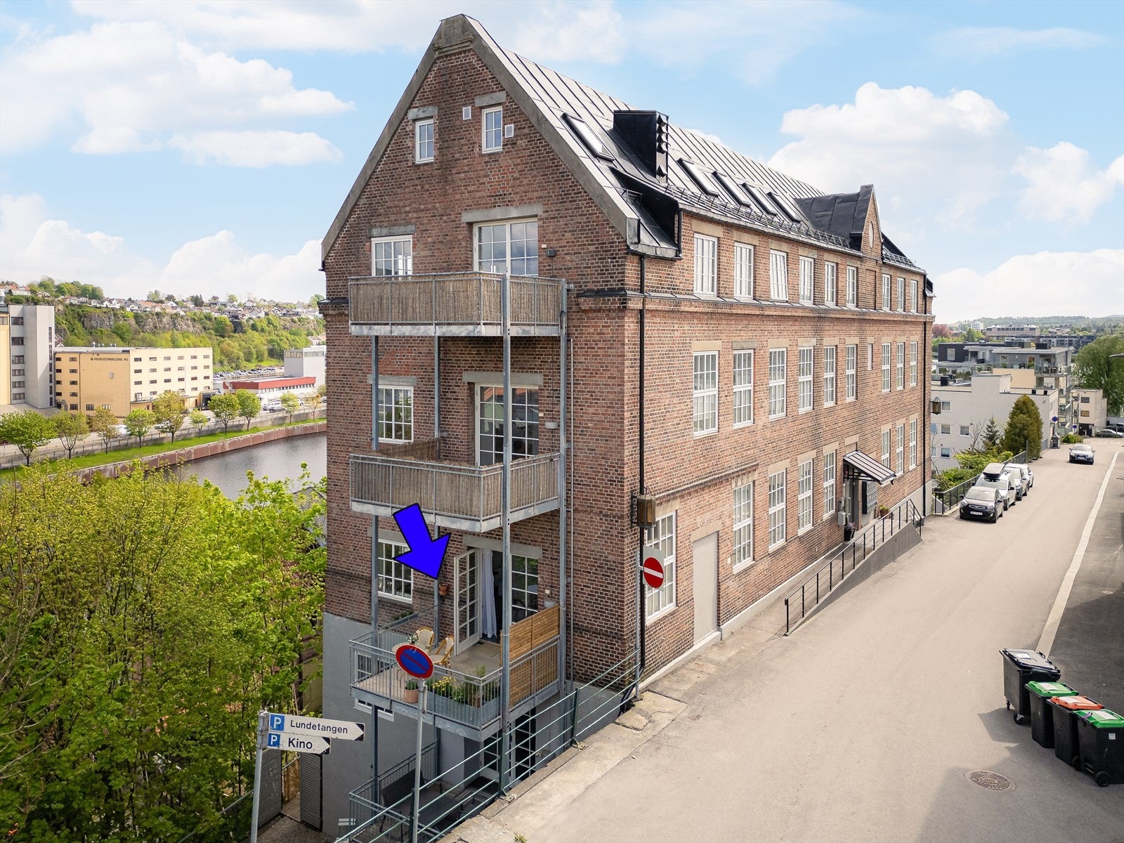 Sameiet EEK-gården Skien består av 15 boligseksjoner fordelt på 5 etasjer. Det ærverdige bygget er oppført i 1917 og ombygget/renovert til leiligheter i 2008. Galleribilde