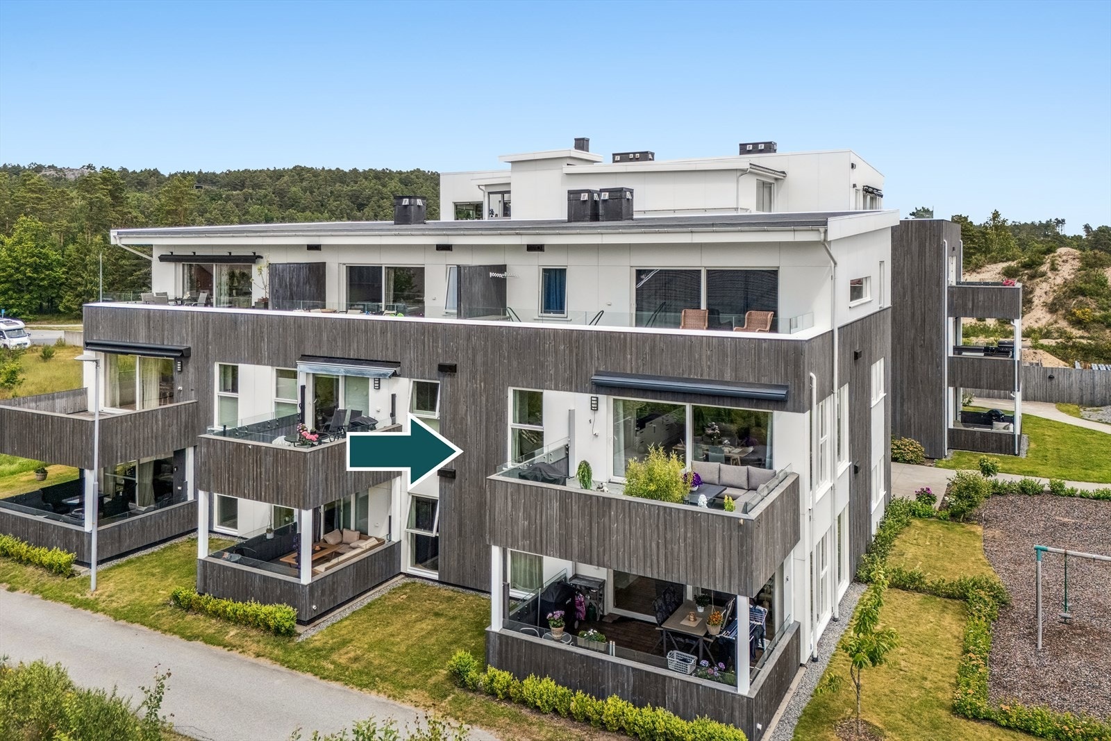 Velkommen til Møglestuveien 23! Nyere, pen leilighet med 3 soverom, 2 bad, stor balkong og parkering i garasjekjeller. Galleribilde