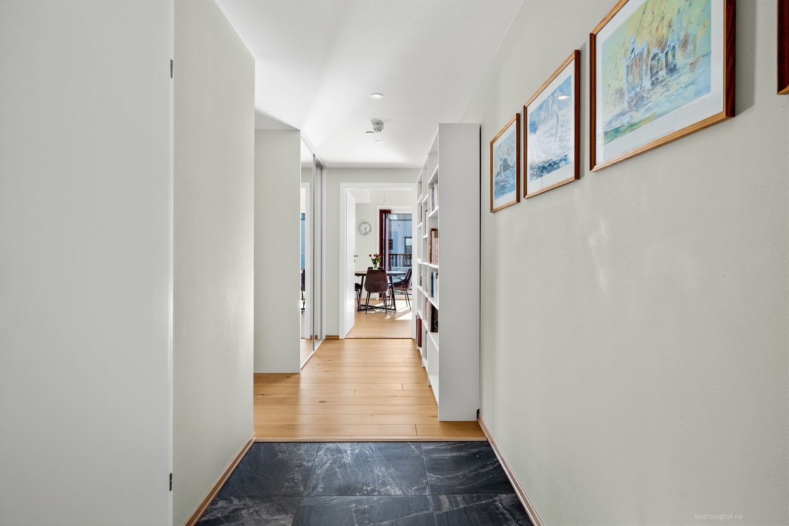 Fra gangen er det adkomst til bad, soverom, kjøkken/stue og soverom. Galleribilde