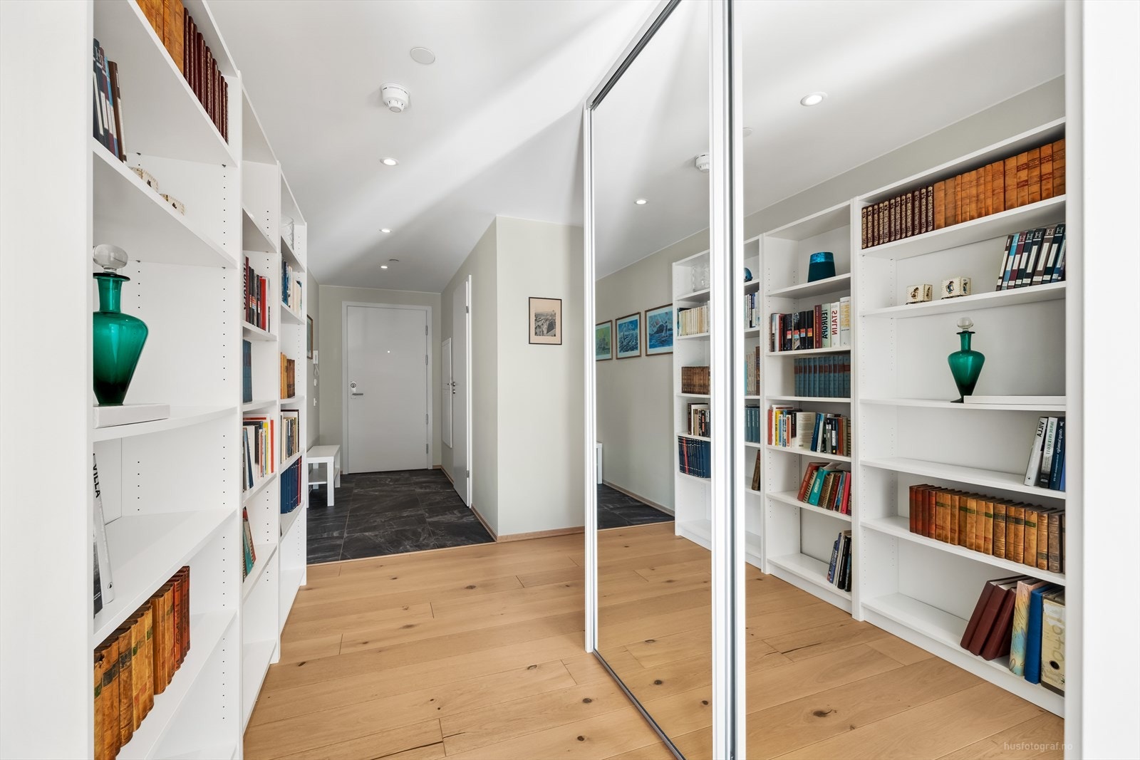 I gangen er det en romslig skyvedørsgarderobe med god plass for yttertøy og sko. Galleribilde