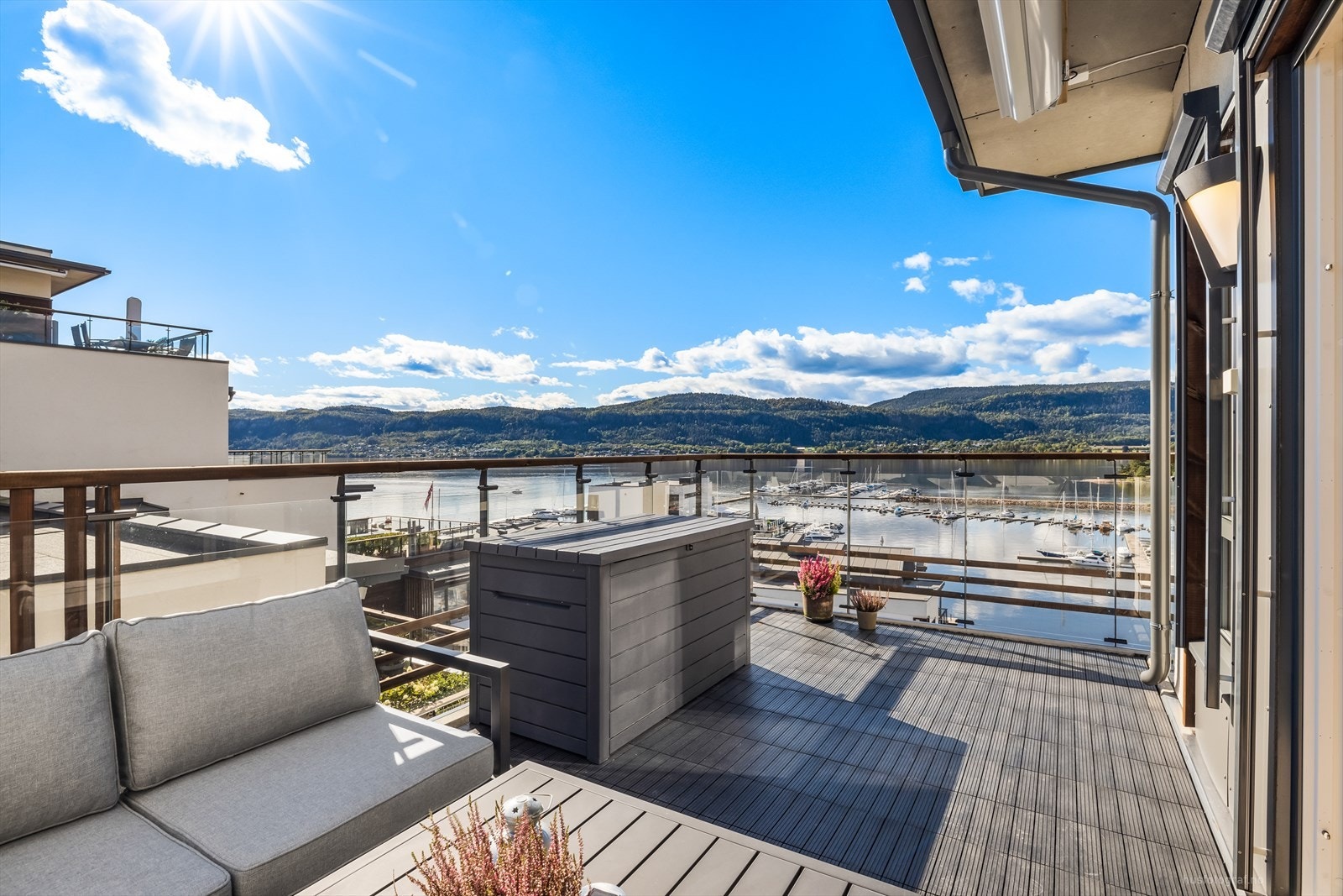 Velkommen til Bølgeveien 4! Lekker utsikt over sjøen fra stue og terrasse! Galleribilde