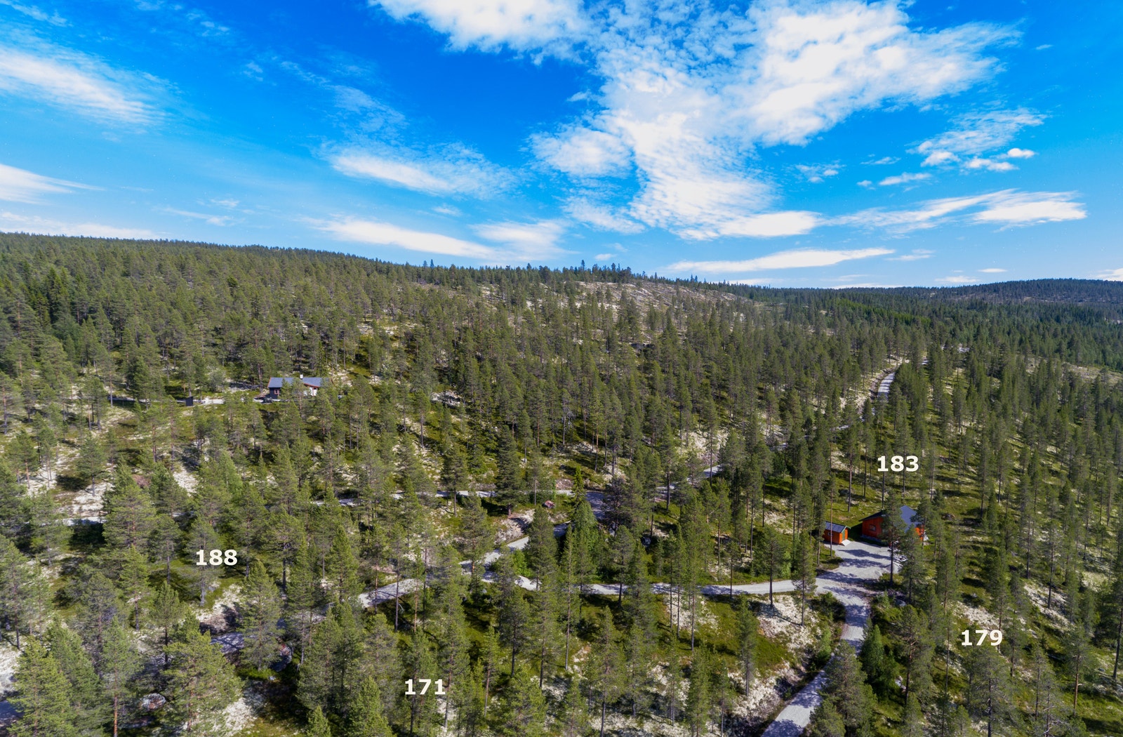 Her finnes et variert nettverk av skogs- og fjellveier, kombinert med merkede stier innover fjellet Galleribilde