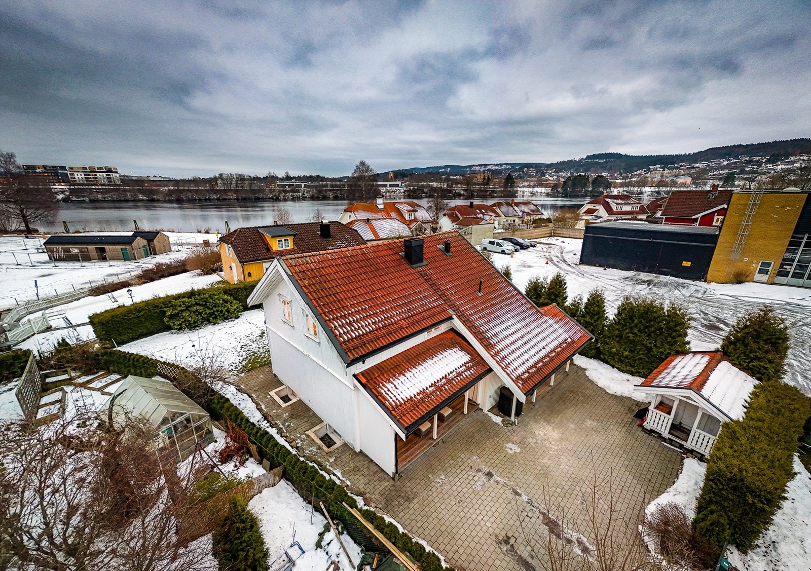 Huset er idyllisk på vinter og om sommeren. Galleribilde