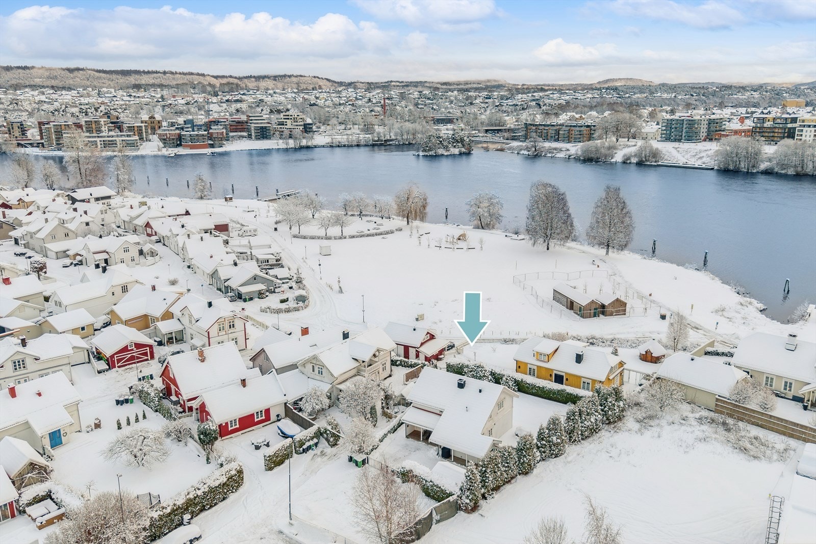 Beliggende svært sentralt og attraktivt på Bakken i Skien - like ved populære Bakkestranda og flotte turmuligheter rundt Hjellevannet. Galleribilde