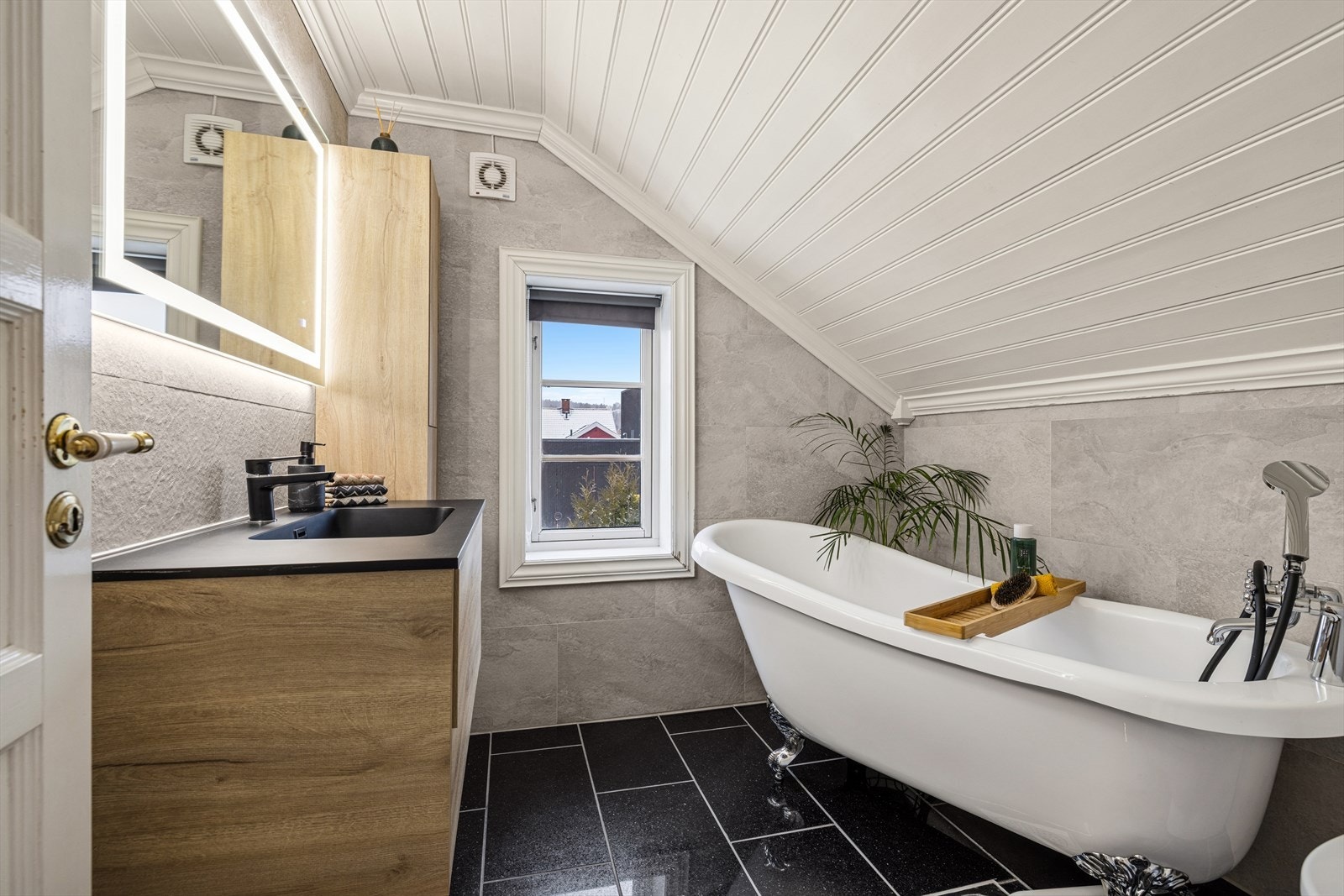 Lekkert flislagt bad i andre etasje med stilig badekar! Galleribilde