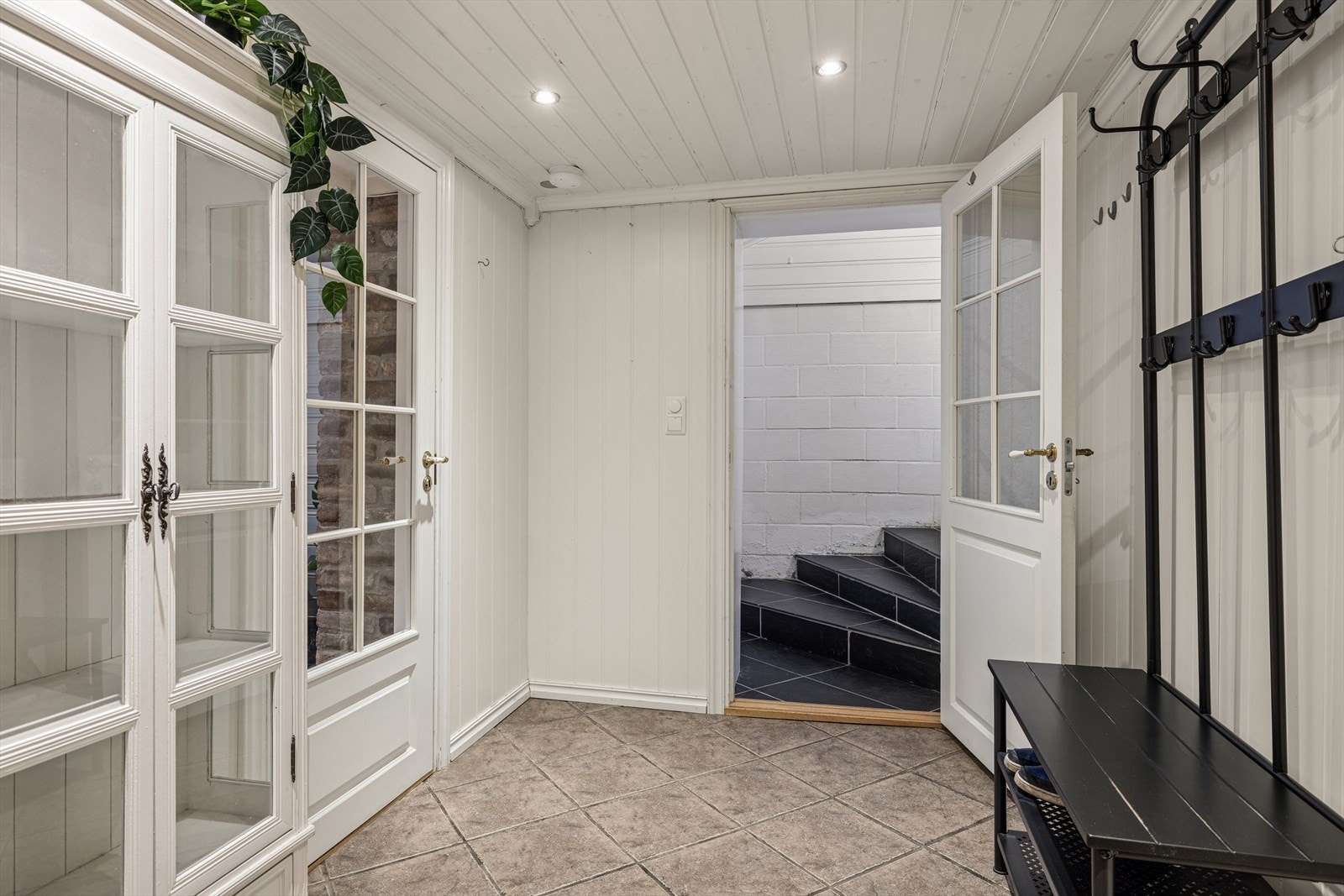 Kjeller (Kjelleren er ikke godkjent som selvstendig boenhet eller for utleie.) Entré ,Bad ,Stue/kjøkken, to rom og gang. Galleribilde