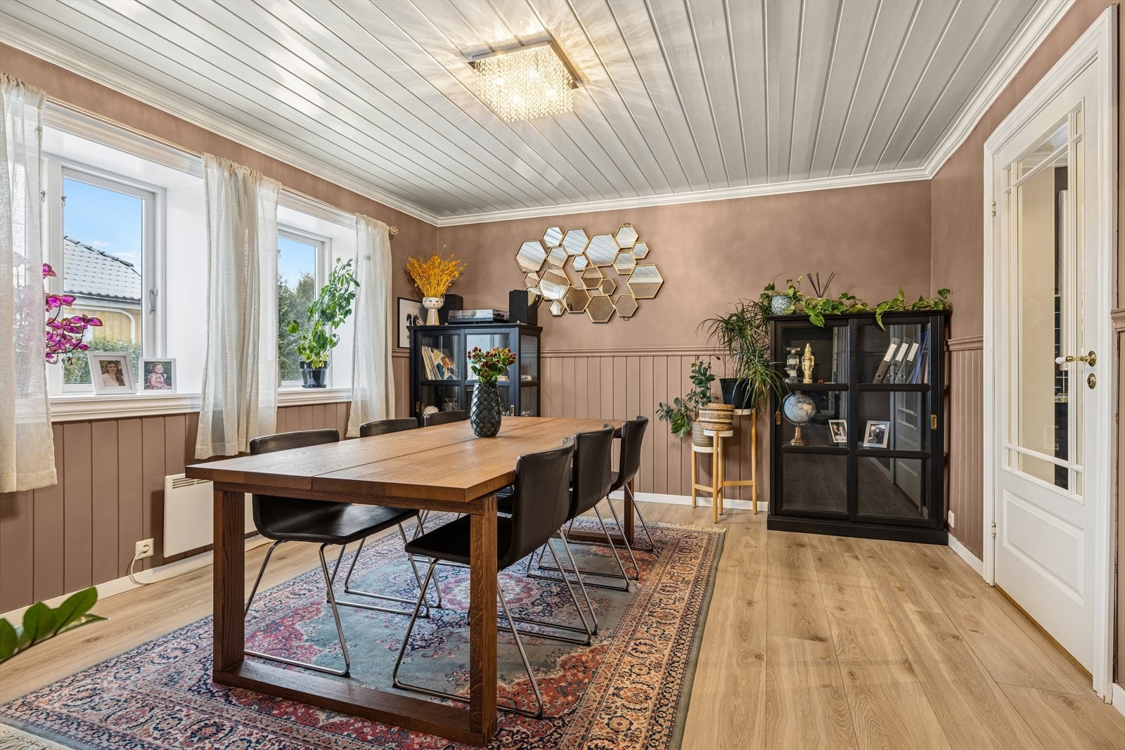 Spisestue med god plass til bord og stoler. Galleribilde