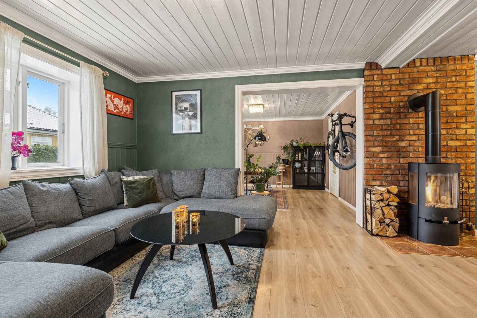 Praktisk inndeling med dagligstue og spisestue. Galleribilde