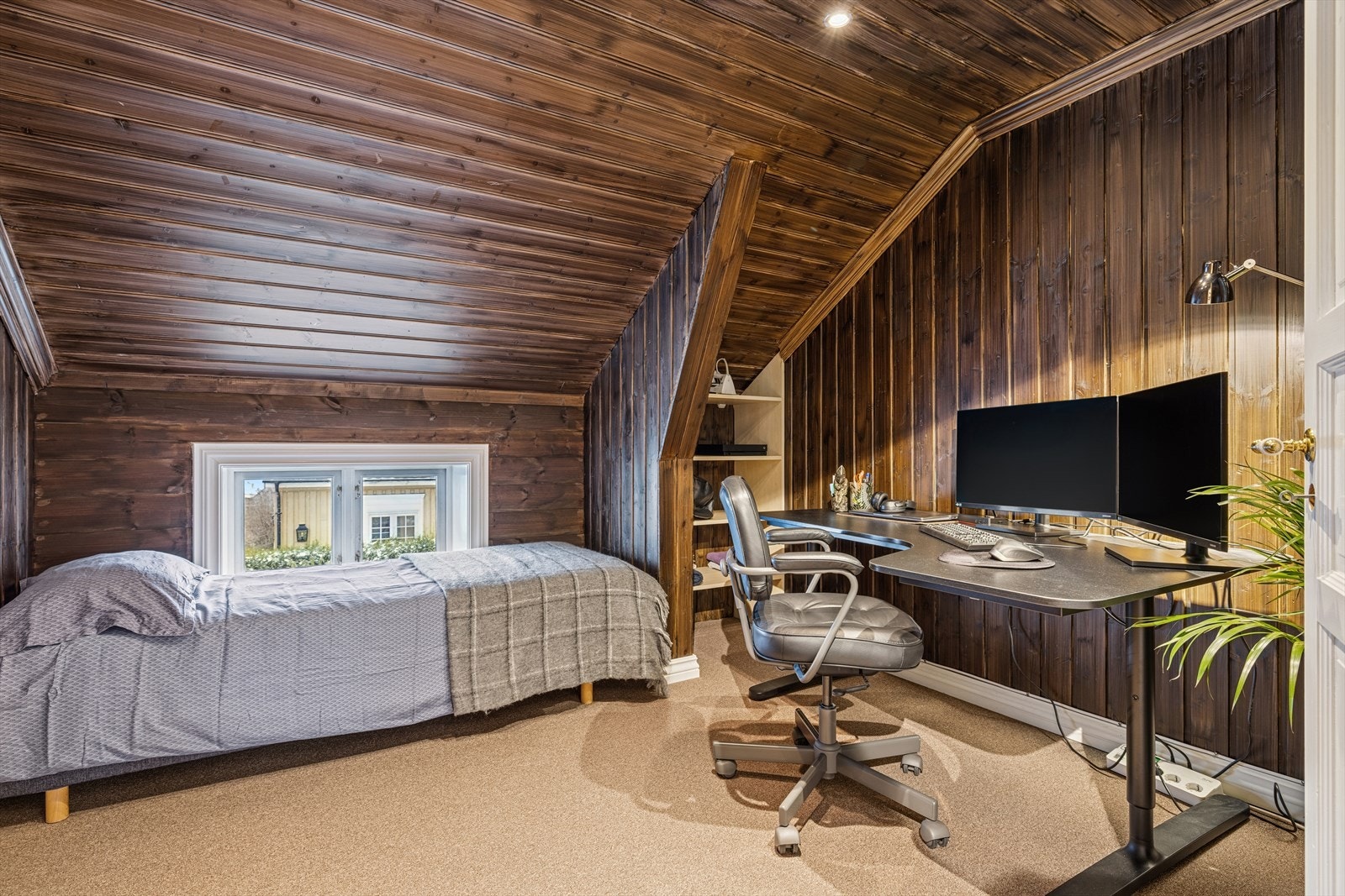 Romslig og praktisk soverom holdt i lune farger. Galleribilde