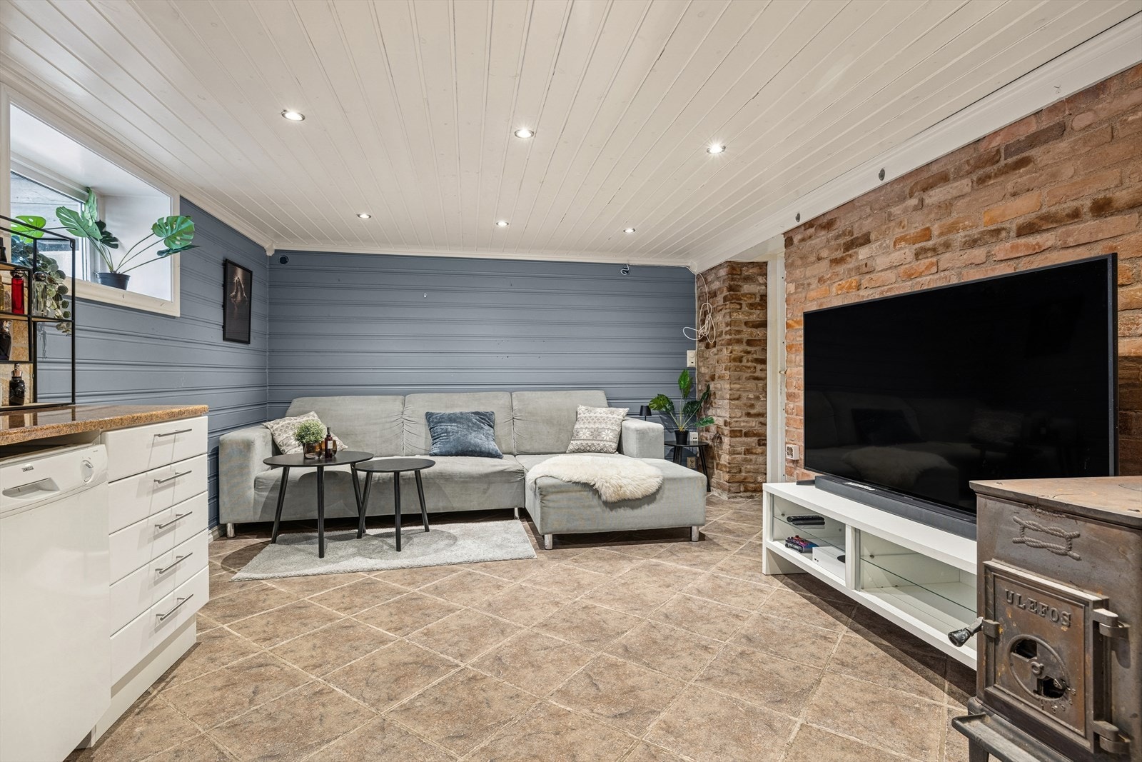 Praktisk løsning åpen løsning i stue/kjøkken. Galleribilde