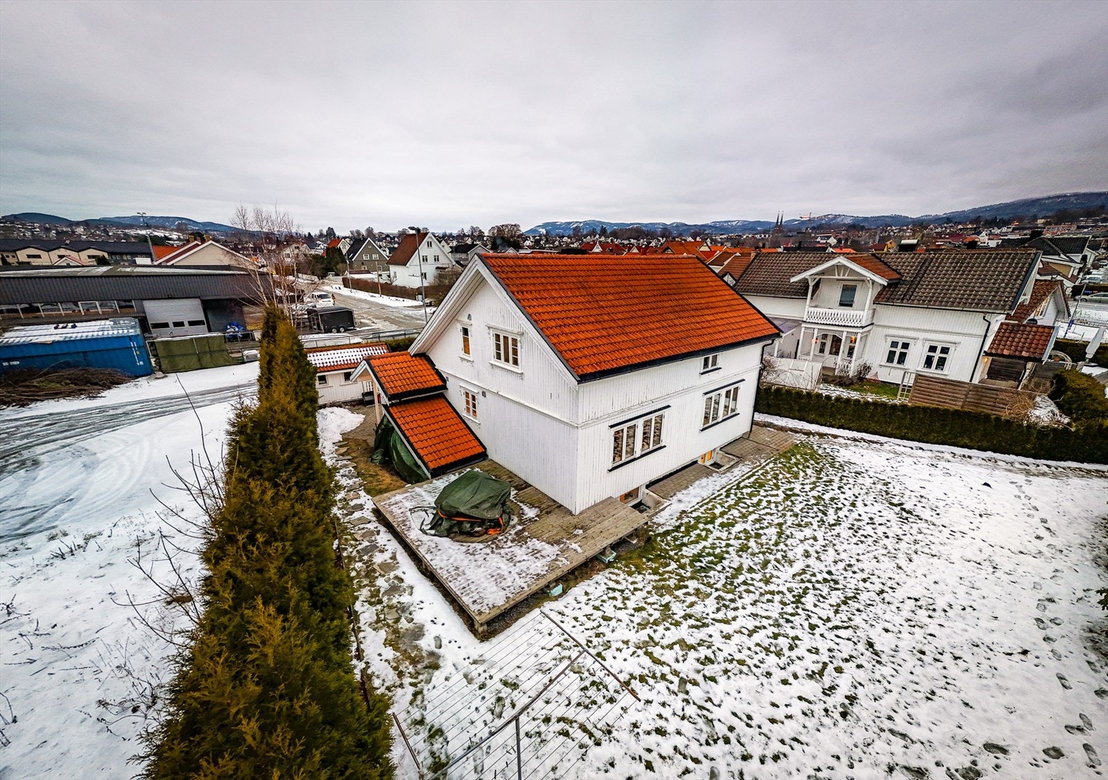 Boligen ligger fint til på tomten med hyggelig og skjermet hage i bakkant. Galleribilde