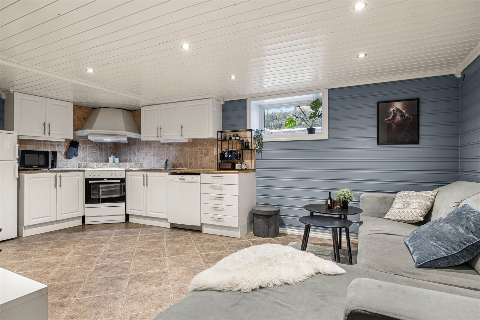 Planløsningen i hybel omfatter blant annet entré, stue/kjøkken, bad og og to rom. Galleribilde