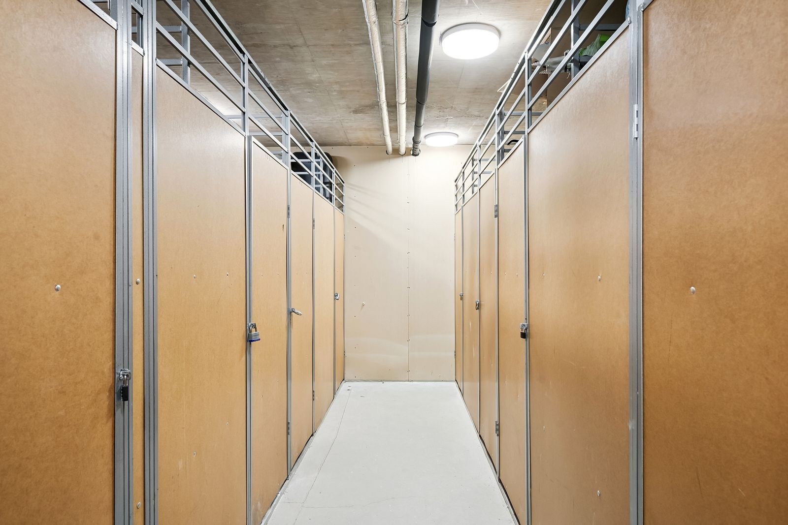 Praktisk bod i kjeller med god oppbevaringsplass. Galleribilde