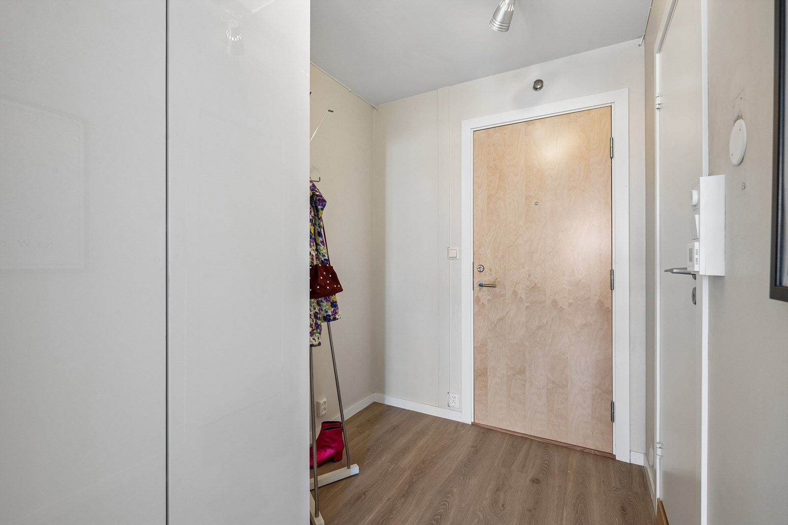 Lys og innbydende entré med plass til sko og jakker. Galleribilde