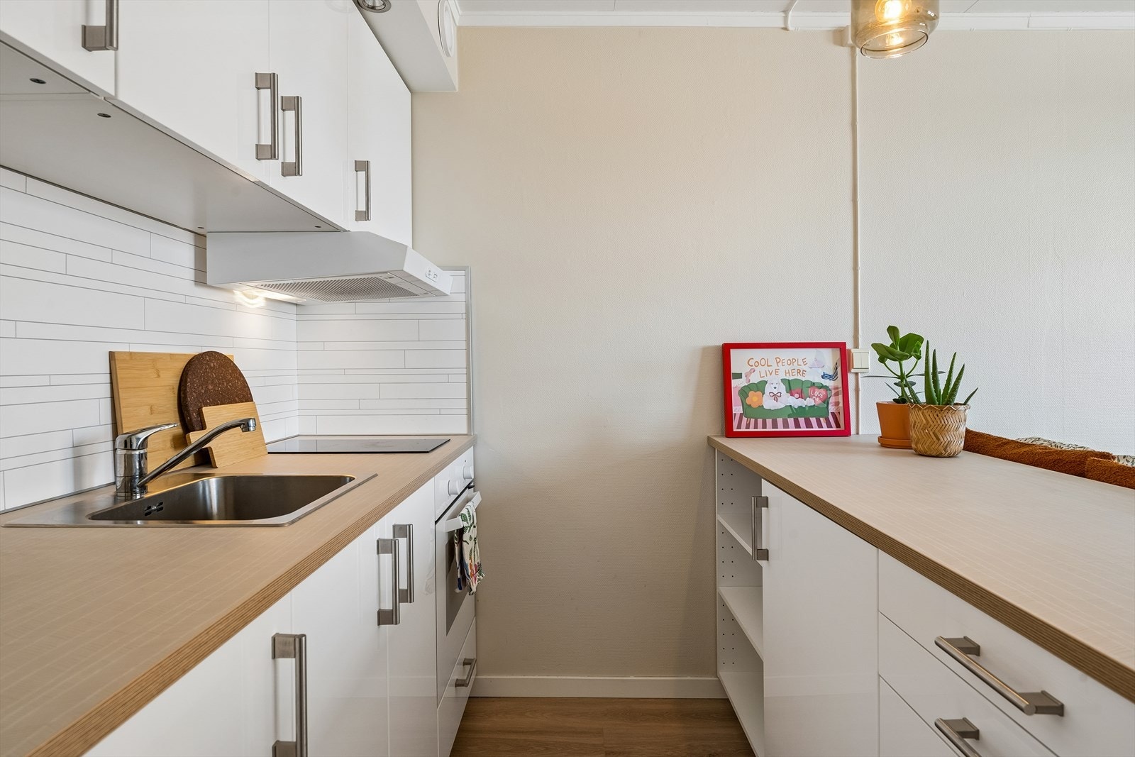 IKEA-kjøkken med fine detaljer og god plass til matlaging. Galleribilde