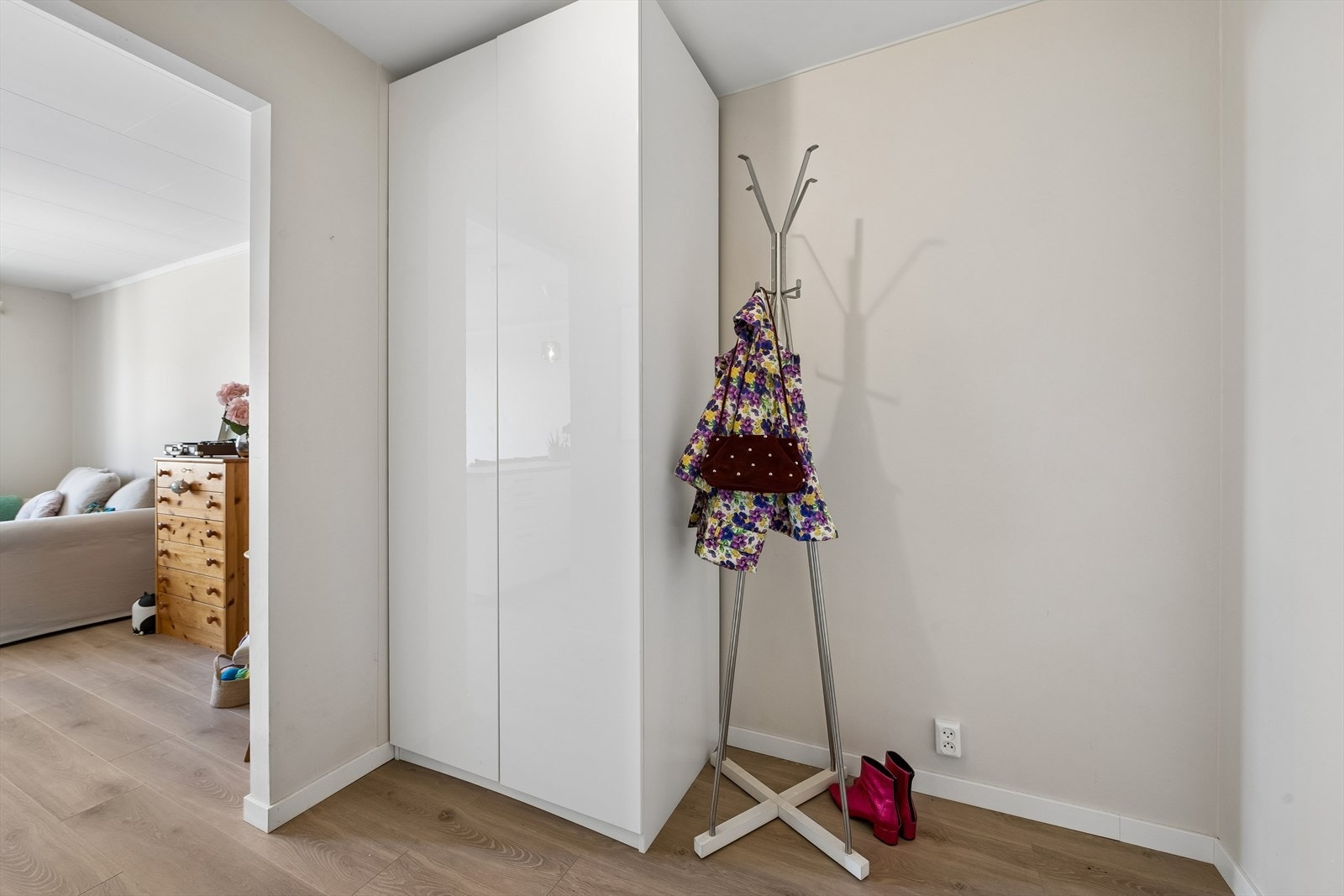 Romslig entré med smart garderobeløsning. Galleribilde