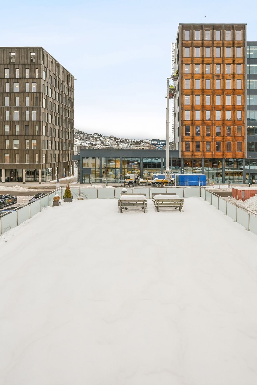 Lys og åpen felles takterrasse med flott utsikt samt perfekt sted for grilling, avslapning og sosialt samvær. Galleribilde