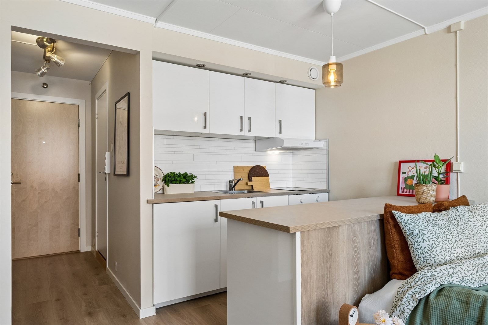 Lys kjøkkenløsning med god benkeplass. Galleribilde