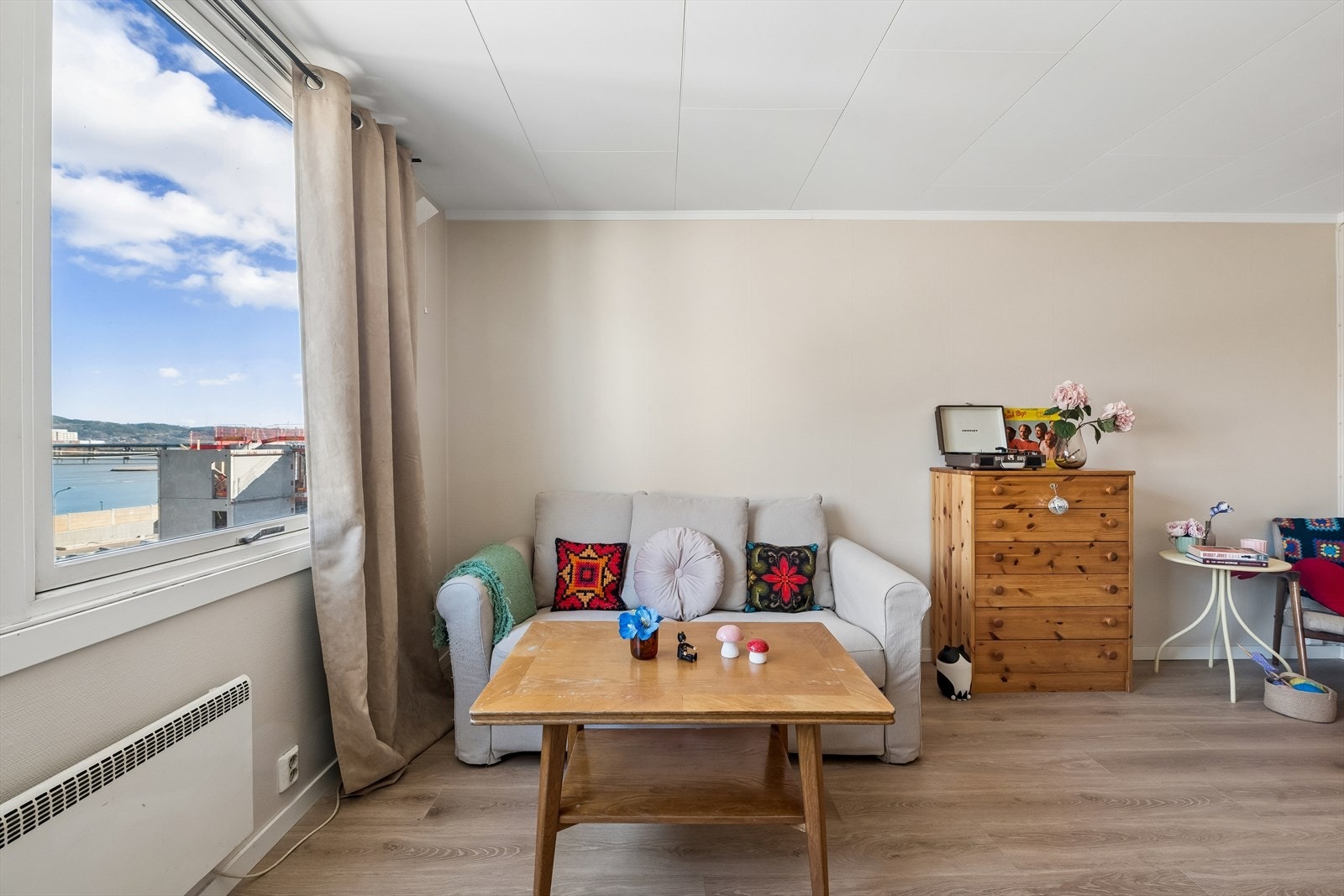 Koselig stue med store vinduer og lysinnslipp. Galleribilde