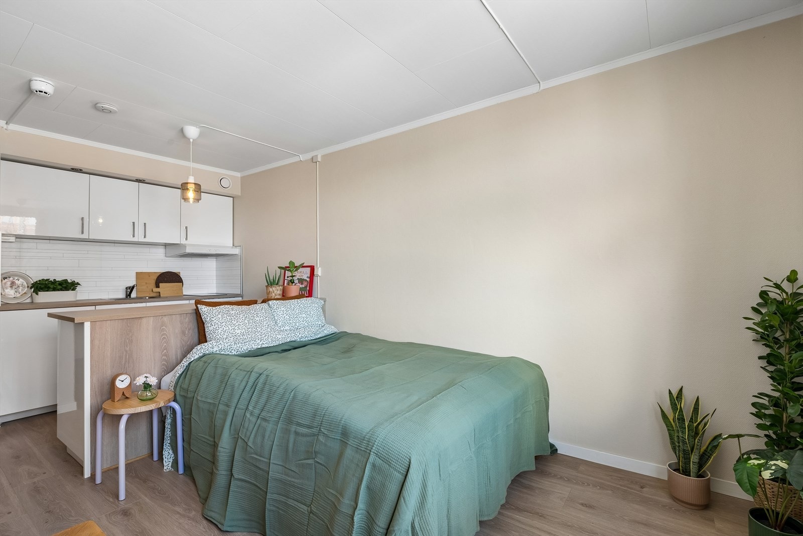 Lys og moderne leilighet med åpen stue/kjøkken-løsning. Soveområdet ligger i tilknytning til stuen, og IKEA-kjøkkenet gir en praktisk og stilren matlagingsplass. Galleribilde