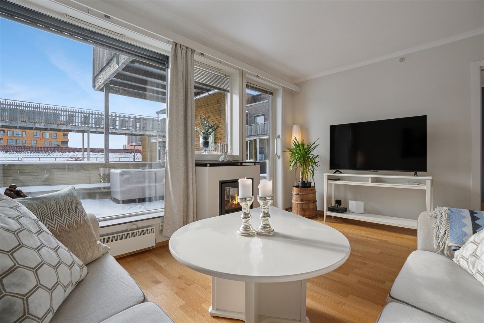 Stuen er lys og innbydende, med store vindusflater som slipper inn rikelig med dagslys og gir en flott utsikt mot den romslige terrassen. Galleribilde
