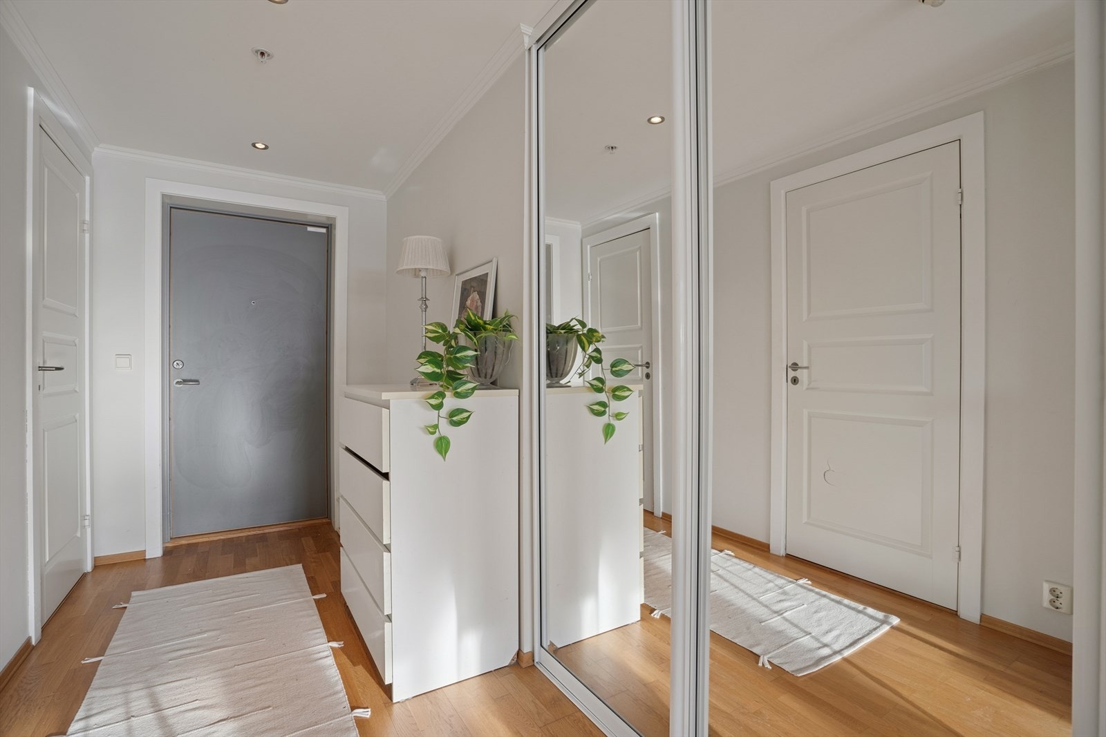 Praktisk entré med plass til yttertøy og sko. Ekstra lagringsplass i skyvedørsgarderobe. Galleribilde