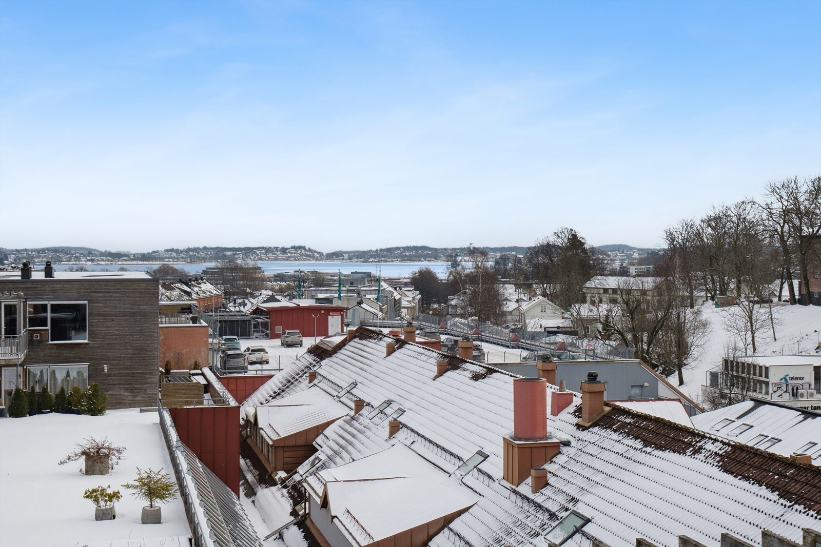 Fantastisk utsikt over fjorden fra takterrassen. Galleribilde