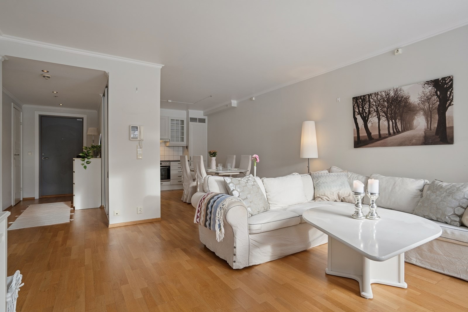 Her er det plass til både sofakrok og spisebord, noe som gjør rommet perfekt for både avslapning og sosiale sammenkomster. Galleribilde
