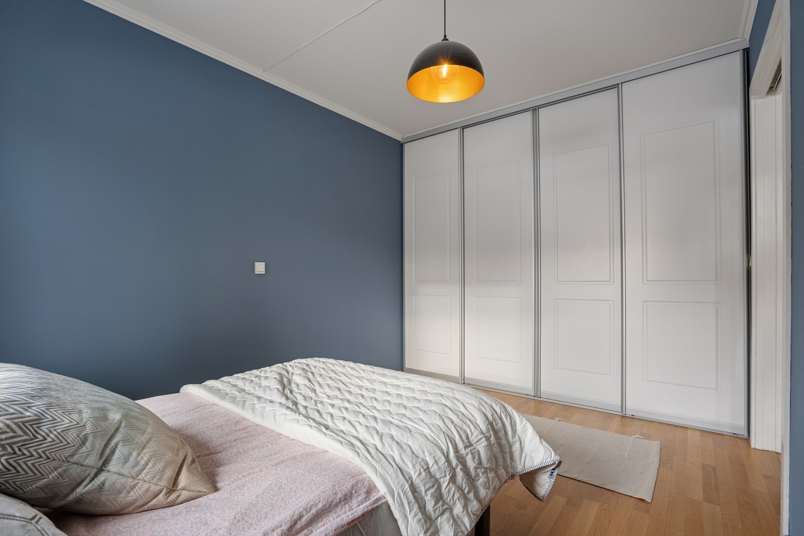 Stor skyvedørsgarderobe for lagring av klær. Galleribilde
