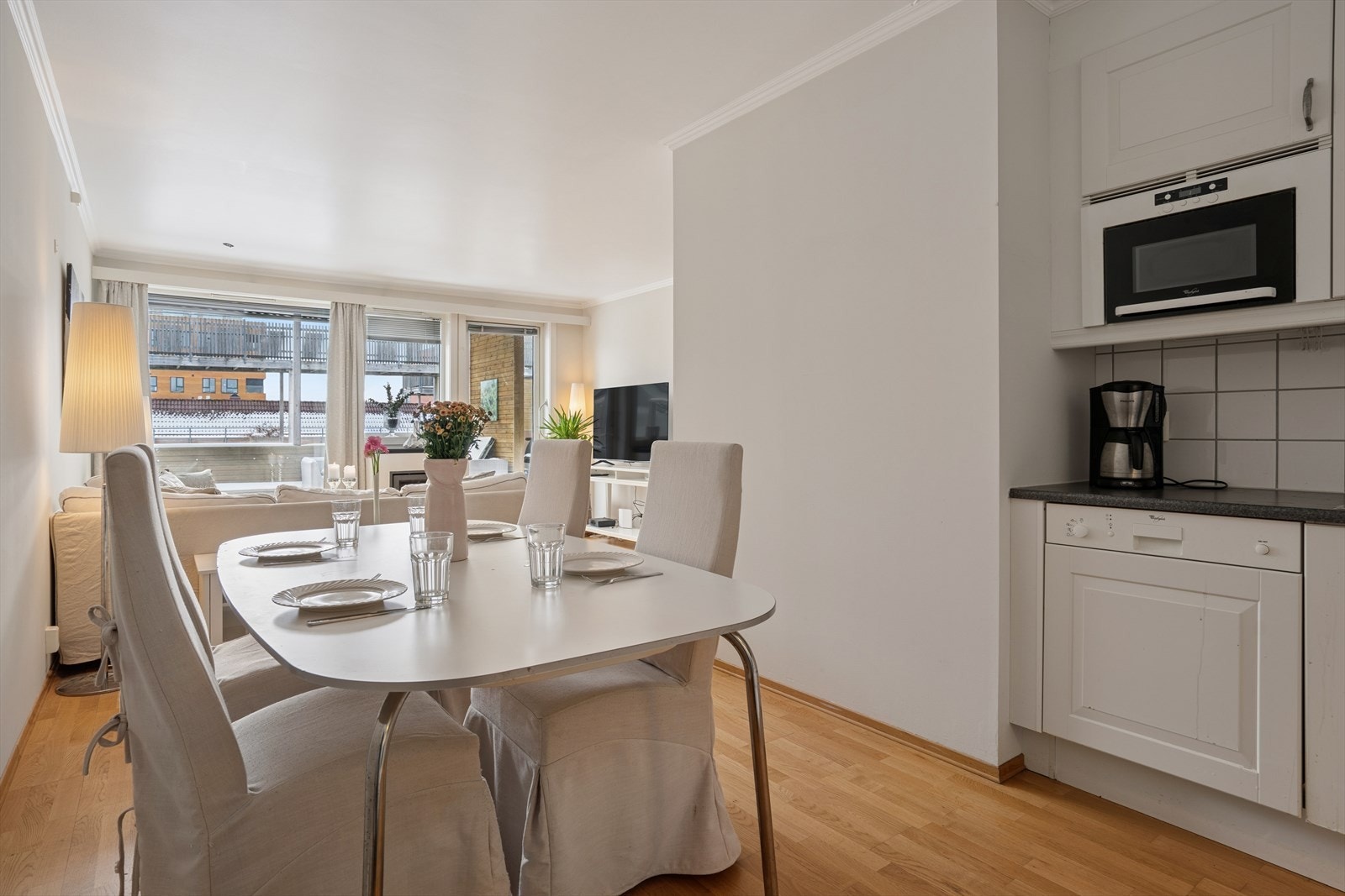 Kjøkkenet er utstyrt med integrert kjøl-/fryseskap, komfyr, micro, platetopp og oppvaskmaskin. Galleribilde