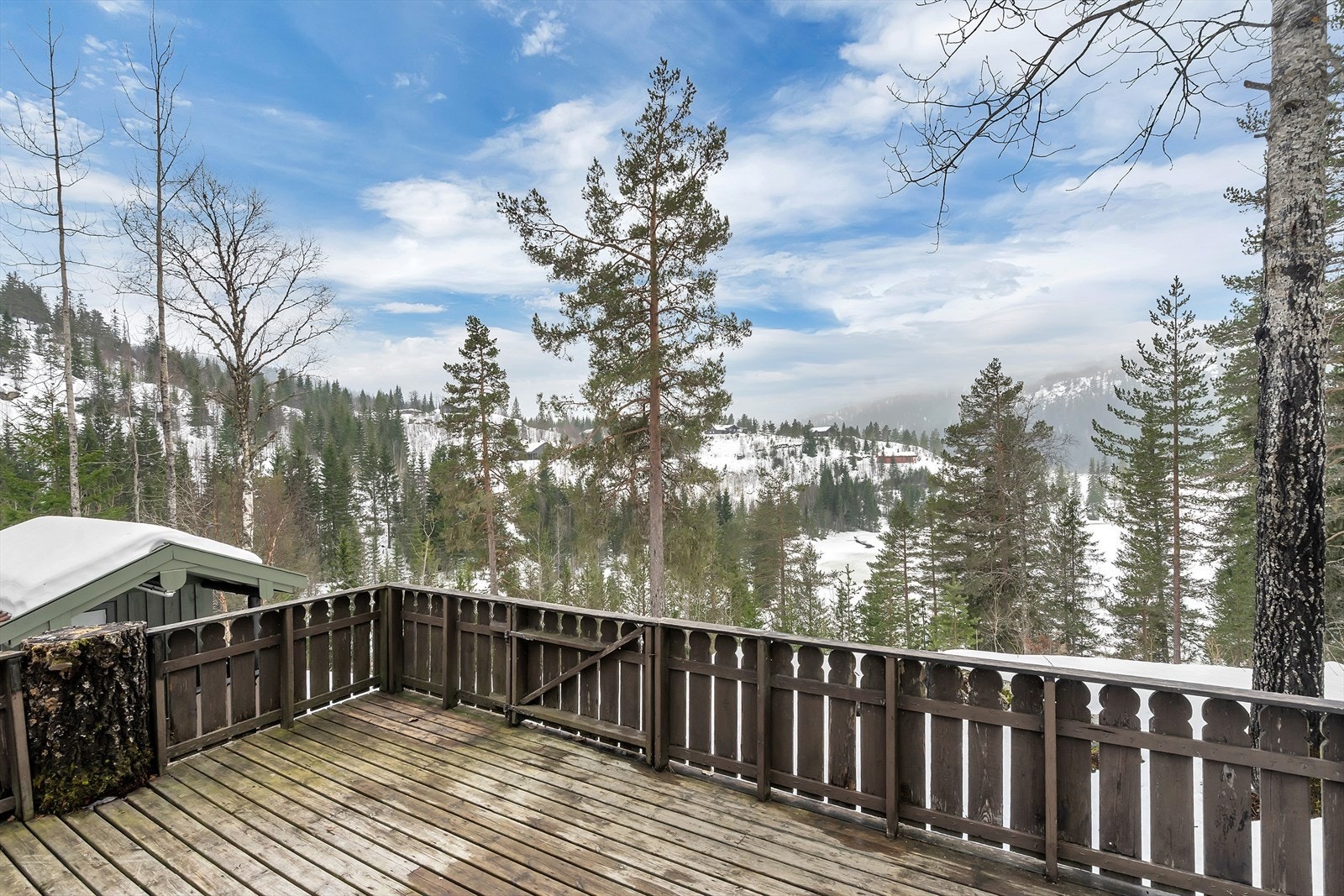 Hytta ligger høyt og fritt i terrenget, med flott utsikt. Galleribilde