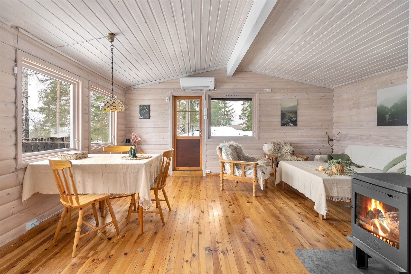 Velkommen inn i stuen | Varmes opp med varmepumpe og peis-ovn. Galleribilde