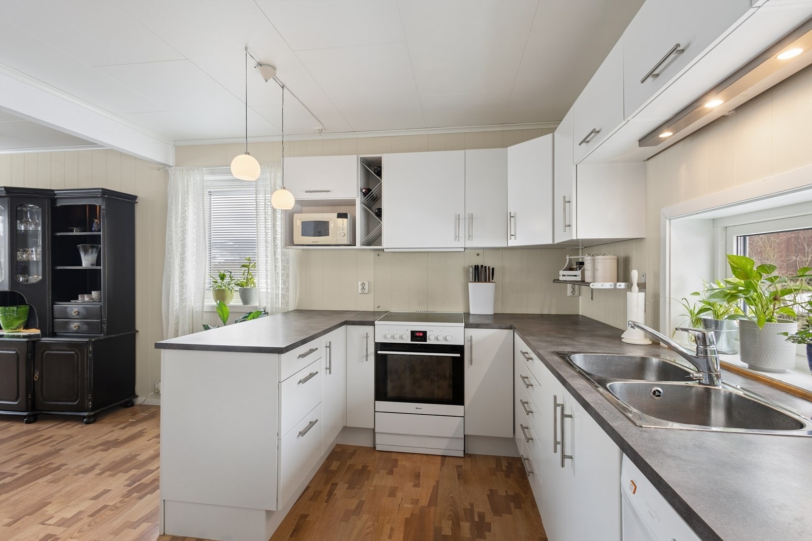 Pent kjøkken med rikelig lagringsplass i både skap og skuffer, samt godt med benkeplass. Galleribilde