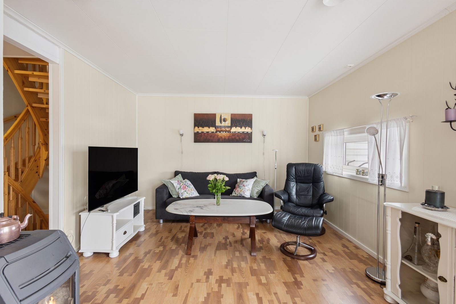 I stuen er det god plass til sofagruppe med tilhørende møblement, og et spisebord. Galleribilde