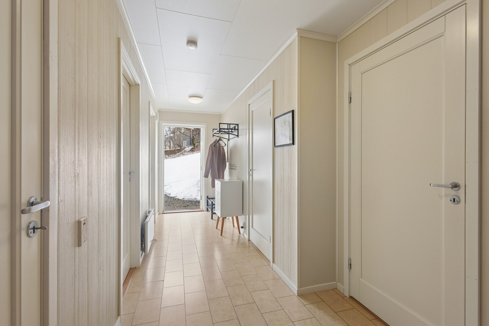 Gang i underetasjen med høytrykkslaminatfliser på gulv. Galleribilde