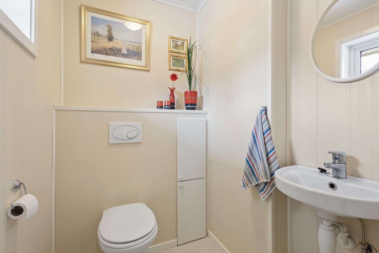 I hovedetasjen ligger et separat toalettrom med belegg på gulvet og malte plater på veggene. Galleribilde