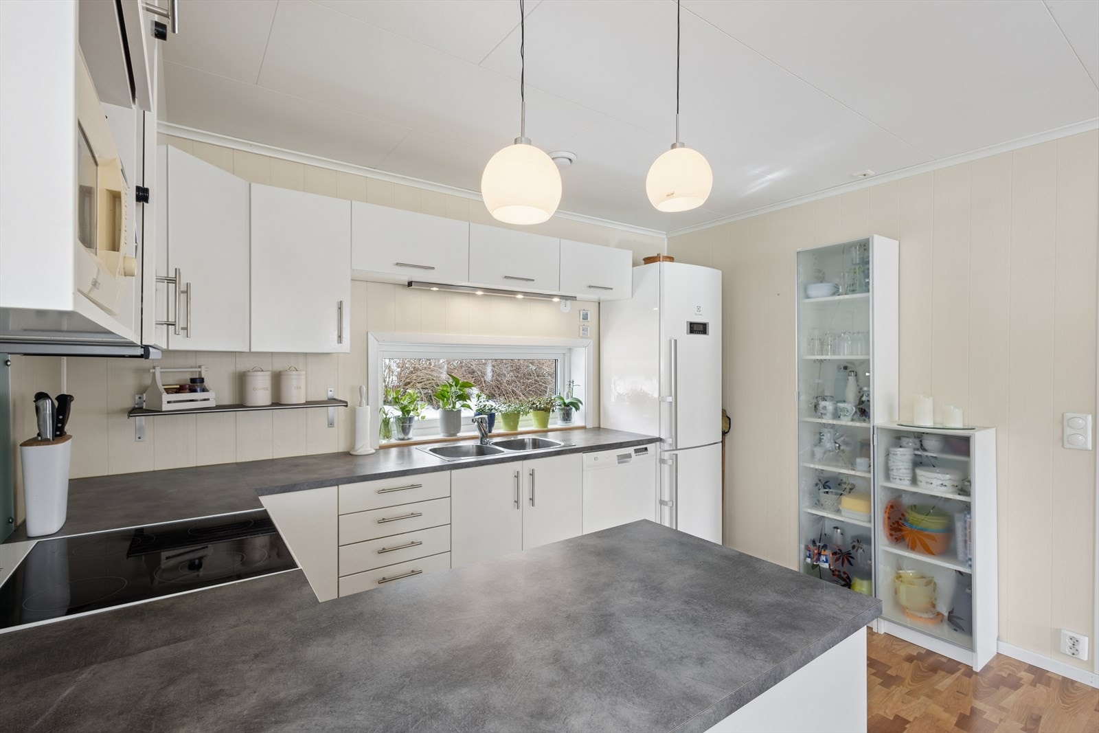 Det er nisjer for frittstående komfyr, oppvaskmaskin og kjøleskap. Galleribilde