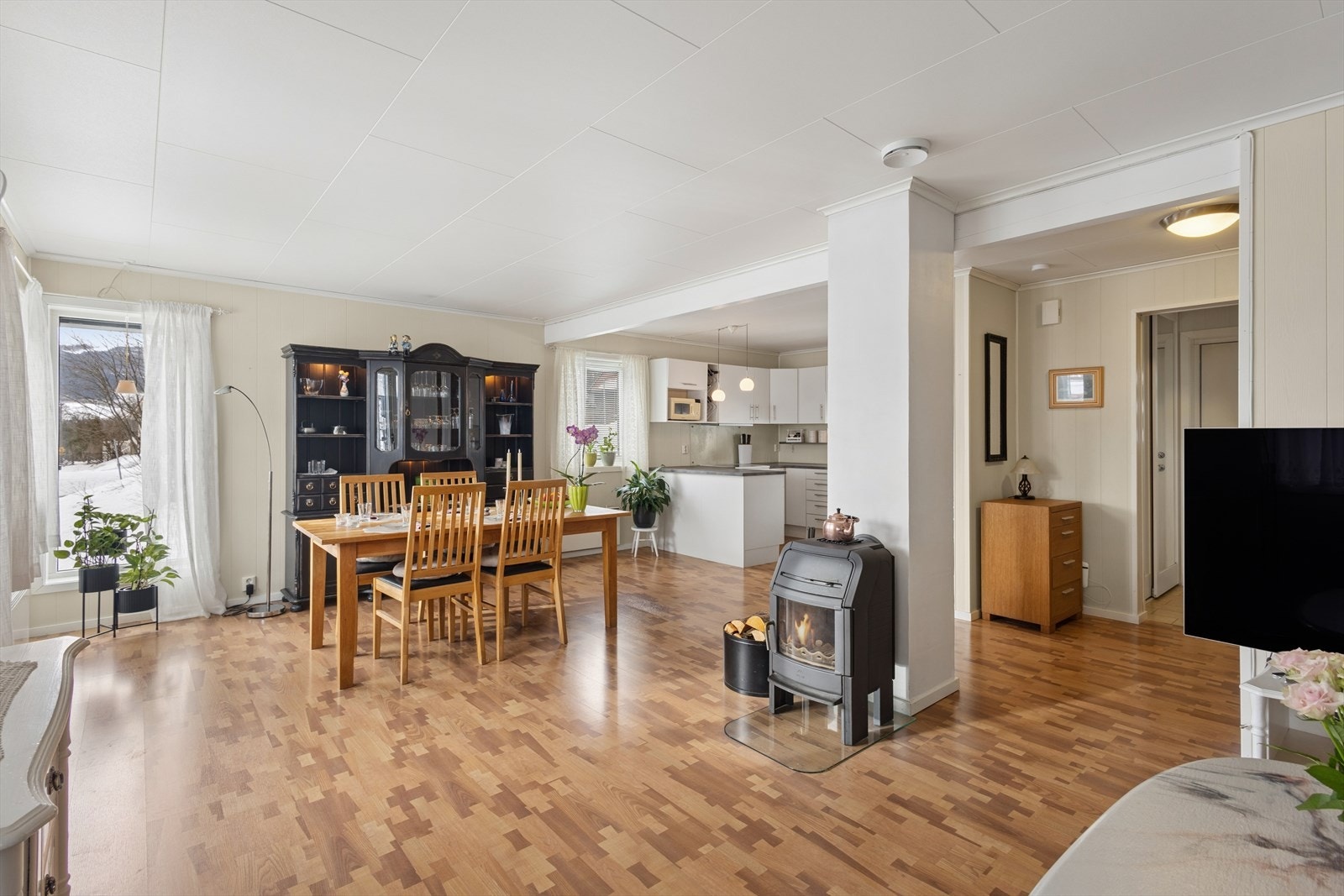 Boligen fremstår som velholdt med en gjennomført god planløsning og effektiv arealutnyttelse. Galleribilde