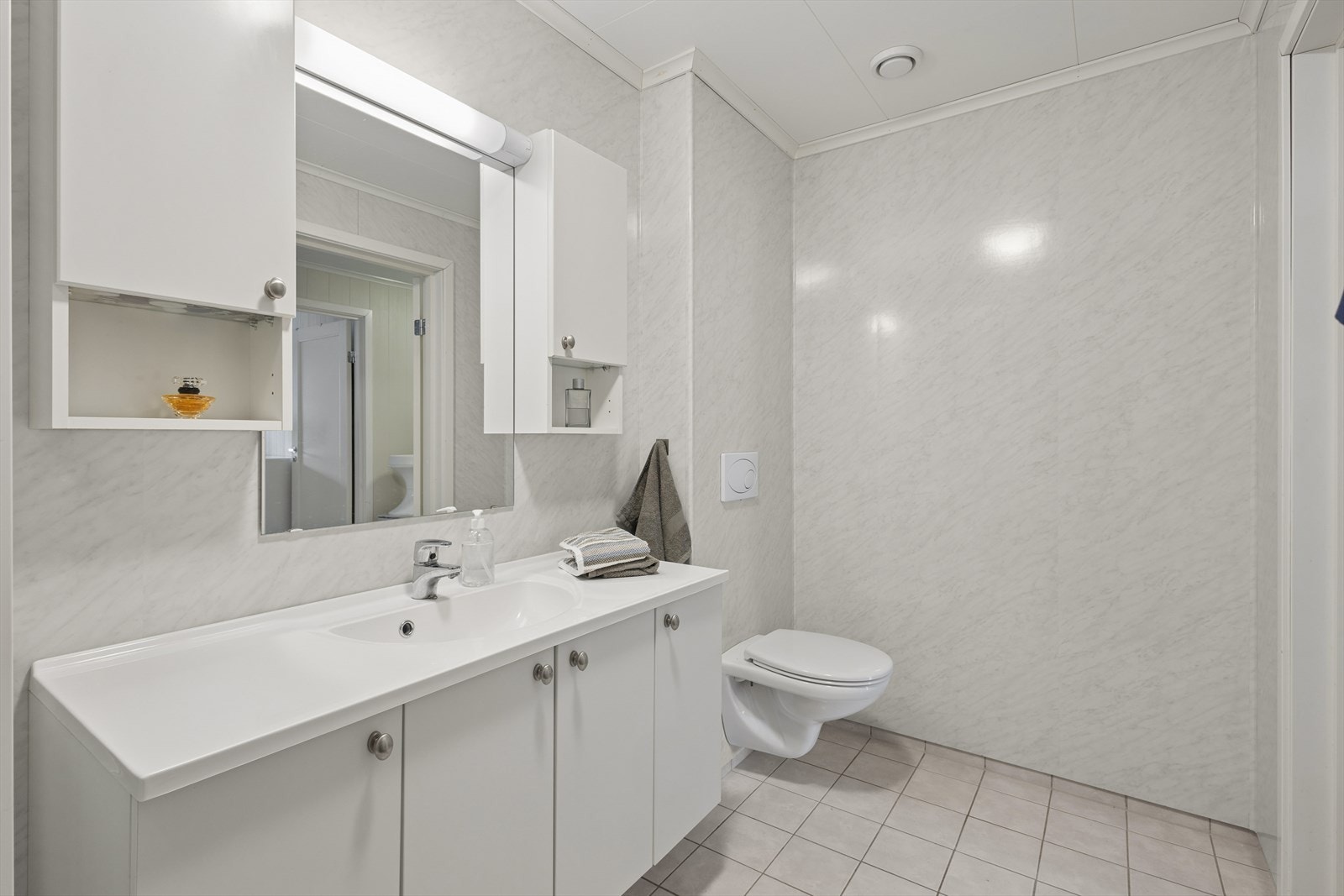 Badet ligger i underetasjen og er fra 2009. Det har baderomsplater på veggene og flislagt gulv med elektriske varmekabler. Galleribilde