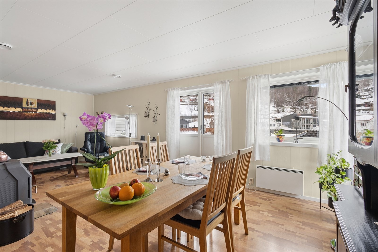 Store vindusflater slipper inn rikelig med naturlig lys og skaper en lys og luftig romfølelse. Galleribilde