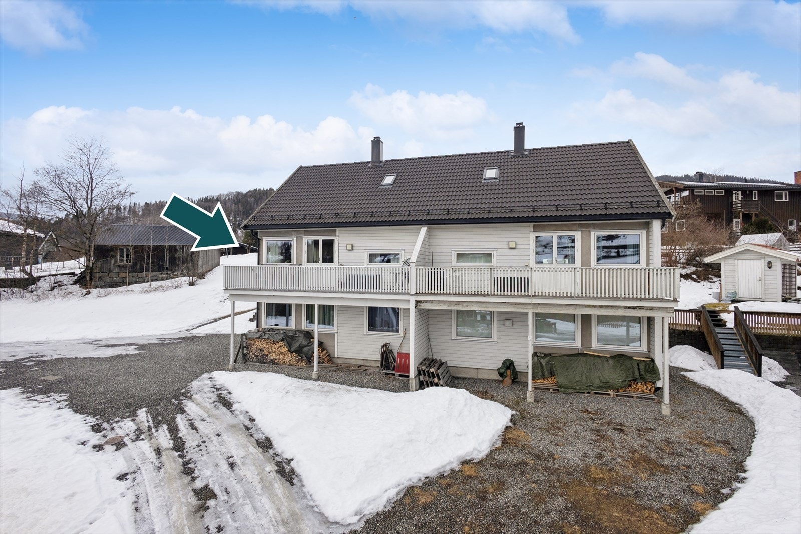 Eiendommen ligger på en felles eiet tomt og har gode parkeringsmuligheter. Galleribilde