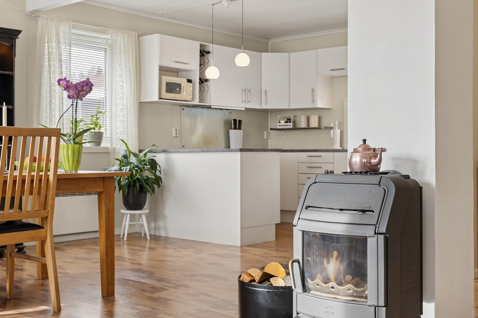 I stuen er det en stemningsfull peisovn som sikrer et behagelig inneklima året rundt. Galleribilde